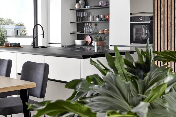 Lækkert designkøkken med skarpe kontraster