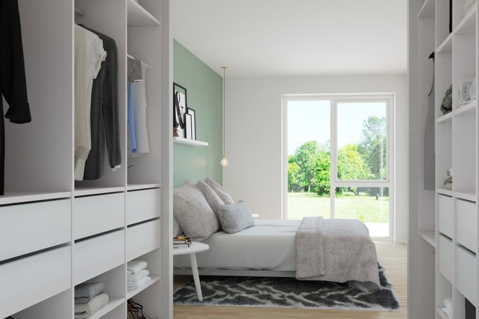 Walk-in garderobeskab med åbne hylder og skuffer