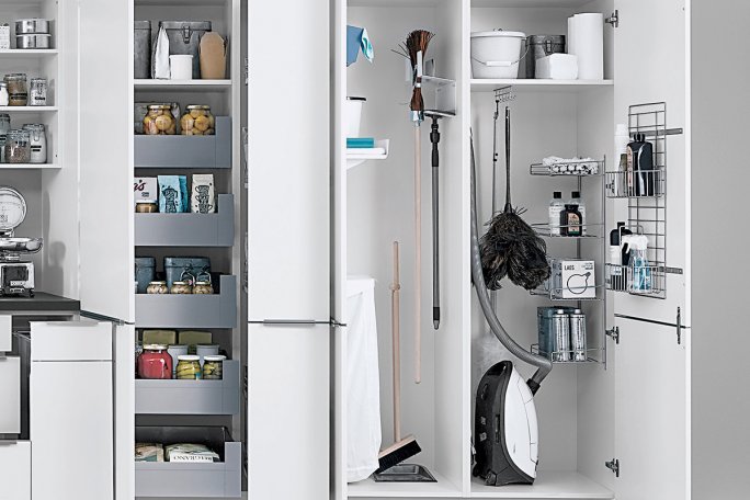 Rengøring- og kosteskab i bryggers med Vordingborg Køkkenet