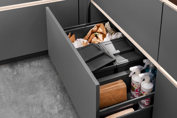 Affaldssortering i skuffe i køkken