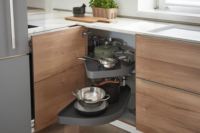 Hjørneskab med hylder