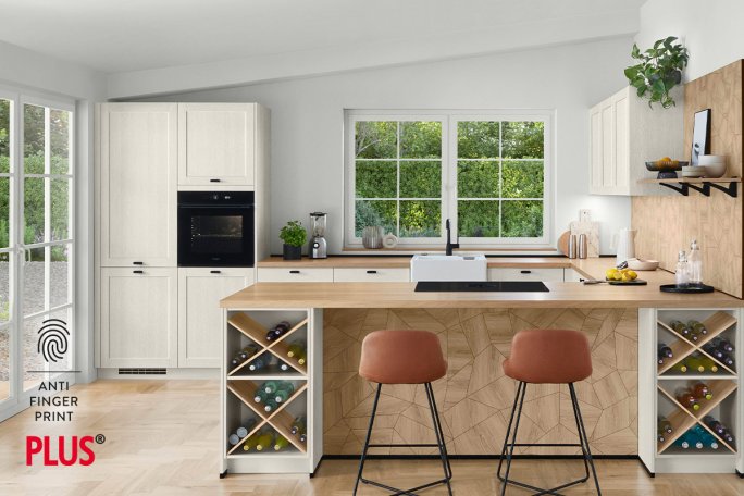 Gå på opdagelse i dette landkøkken med hvid træstruktur