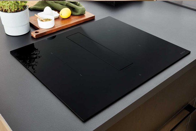 Integreret emhætte i kogeplade