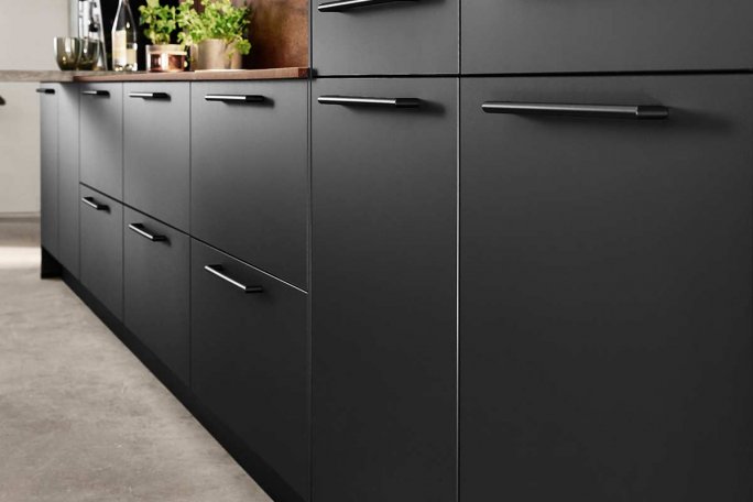 Mat sort køkkenlåge der har antifingerprint coating