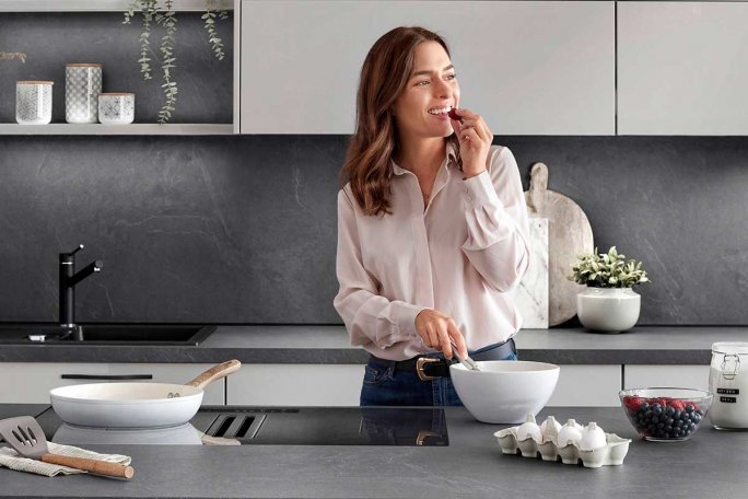 Kogeplade med indbygget emhætte giver et harmonisk udtryk