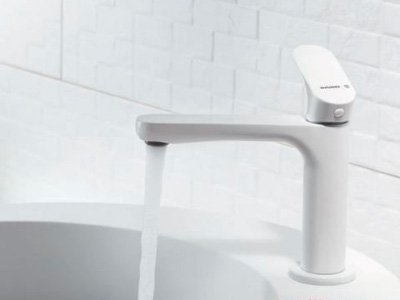 Hvid vandhane til badeværelset