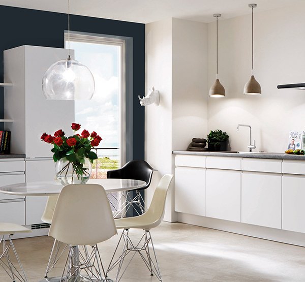 Loftslamper og pendler til belysning i køkkenet