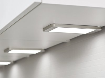 hvidt overskab med lys under