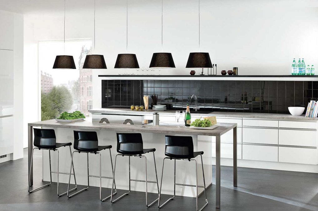 Hvidt grebsfri køkken med køkkenø