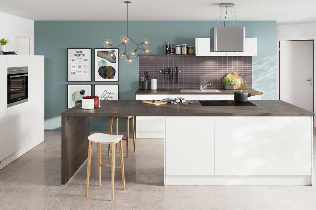 Grebsfrit hvidt køkken med køkkenø