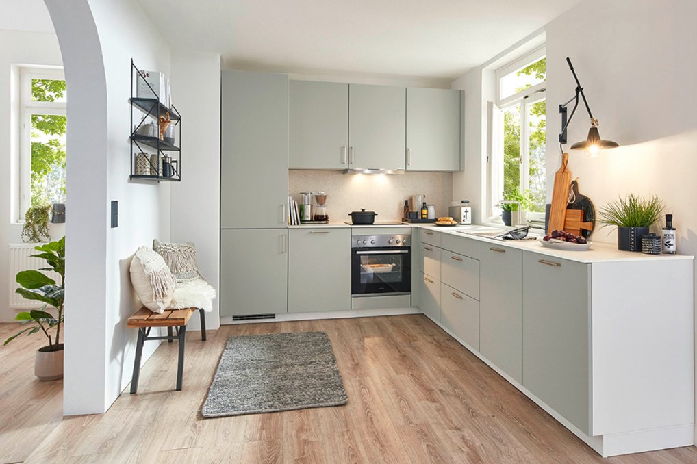 Vinkelkøkken i harmonisk pastelgrøn 