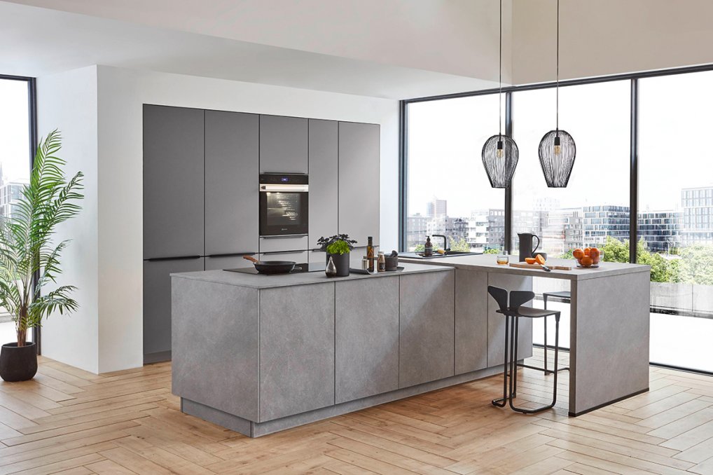 Rummeligt køkken i sten-look og taupe grå