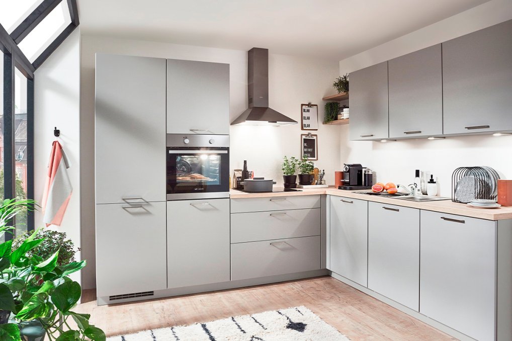 Hyggeligt stengråt køkken fra PLUS-linjen med ALT inklusive