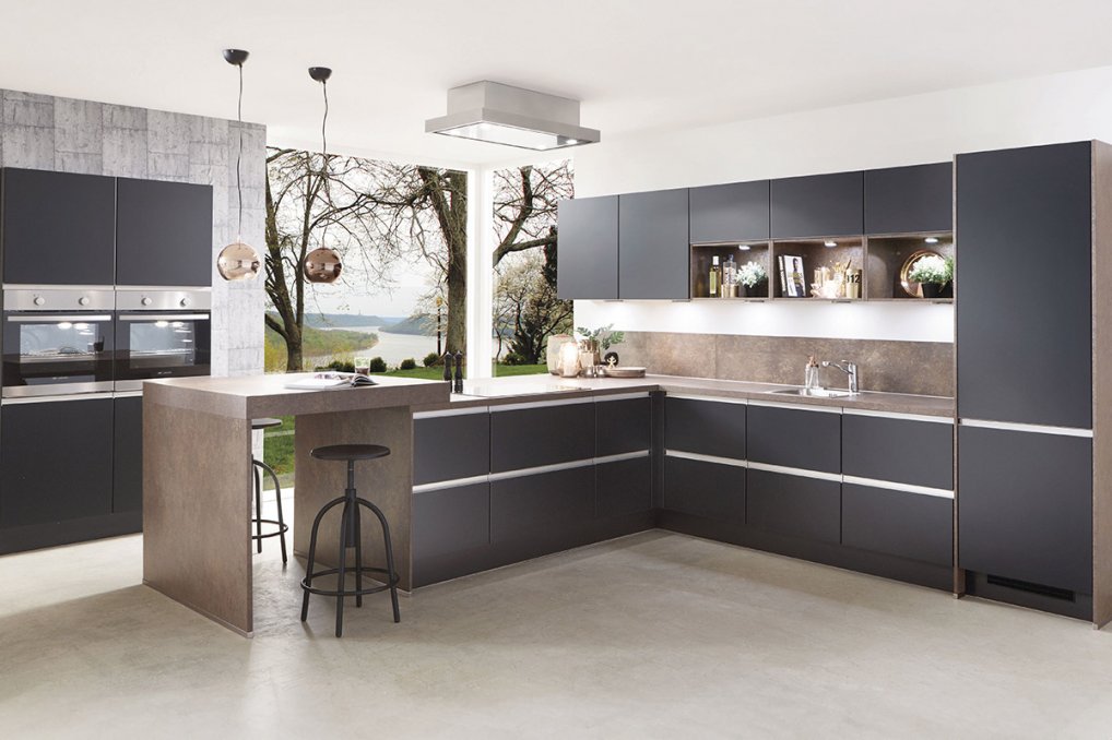 Sort stort køkken i luksus grebsfri liste design