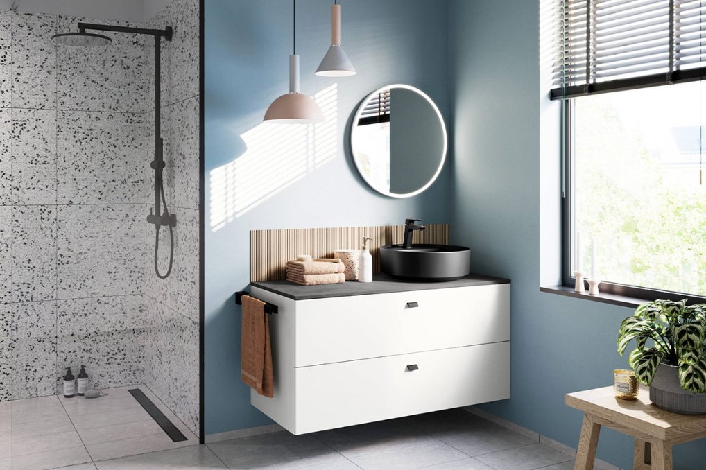 Rummeligt hvidt badmiljø