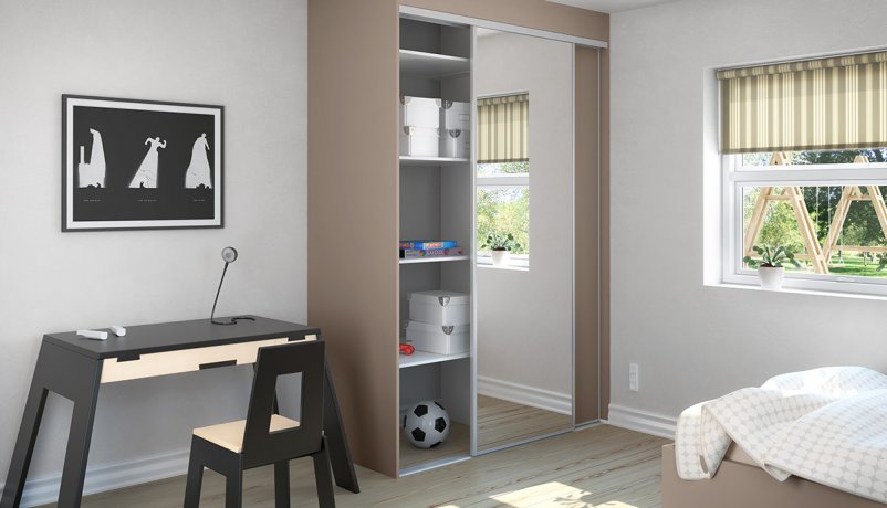 Garderobe med skydedøre på et børneværelse