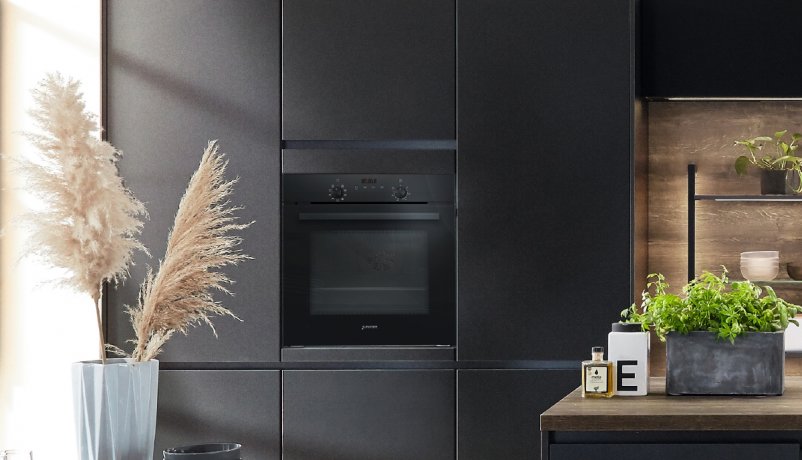 Designkøkken fra Line N med luksus hårde hvidevarer