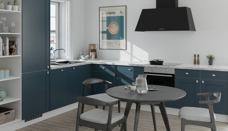 Blåt køkken med flotte udskæringer