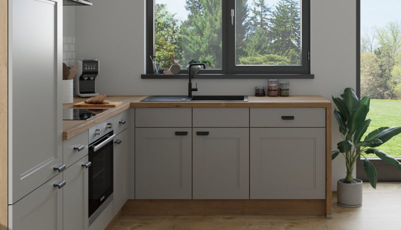 Gråt landkøkken i charmerende stil