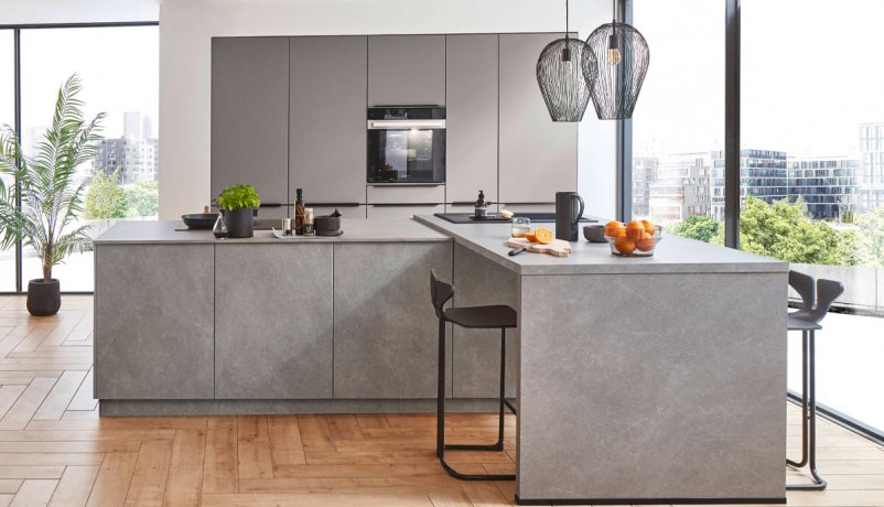 Rummeligt køkken i sten-look og taupe grey