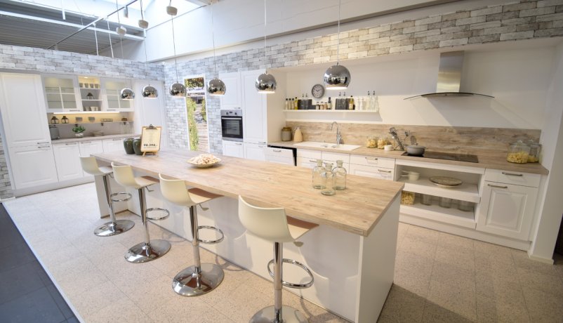 Stort hvid køkken med laminatbordplade med trælook