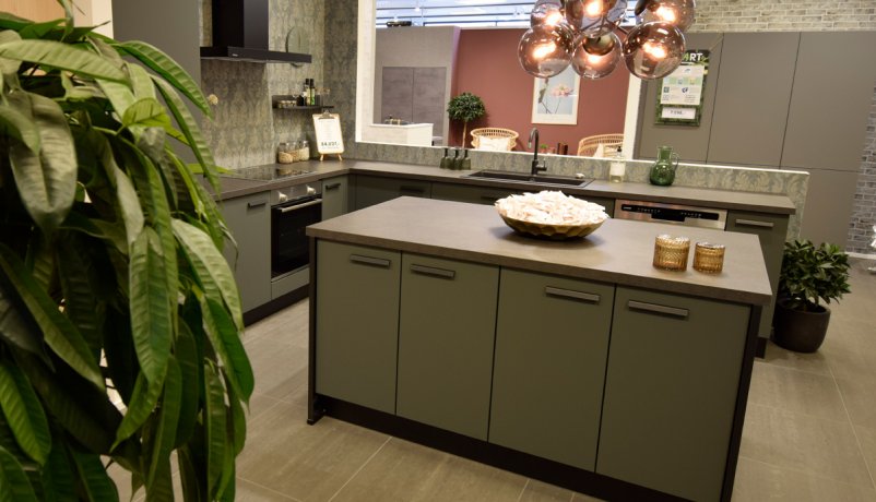 Vi har hvide, blå, røde og grønne køkkener