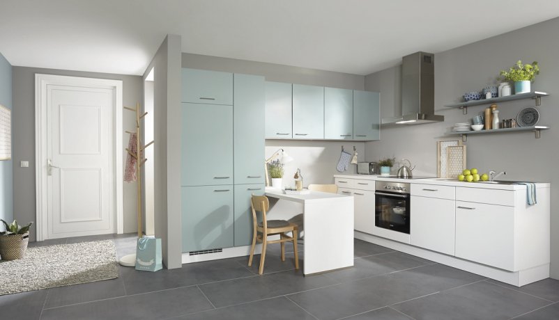 Lækkert lyst køkken med et strejf af blå