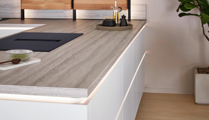 Belysning under bordpladen