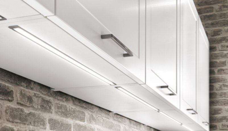 lækker køkkenskabe med greb og intregreret lys