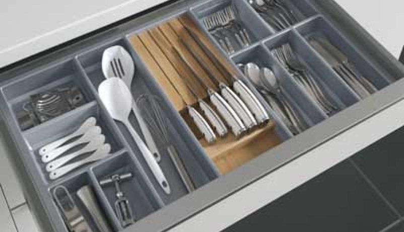 stor hvid skuffe med god plads