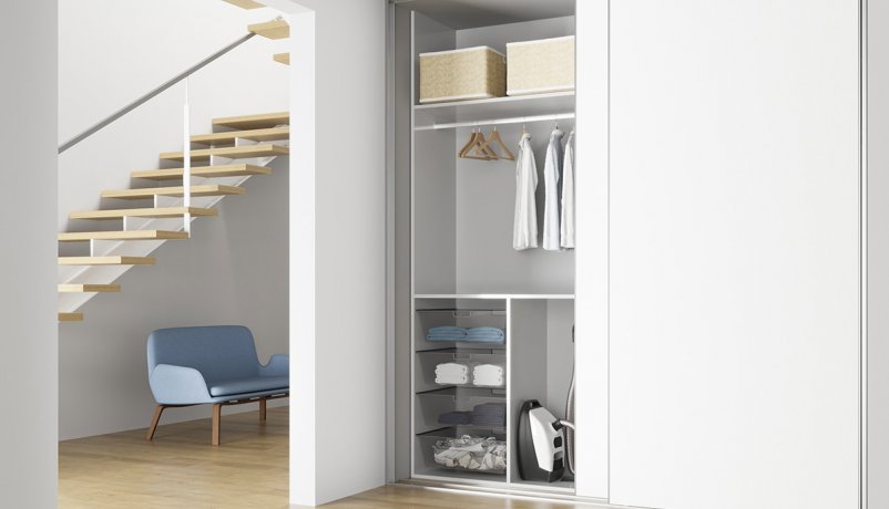 Charmerende garderobeskab med skydedørsløsning