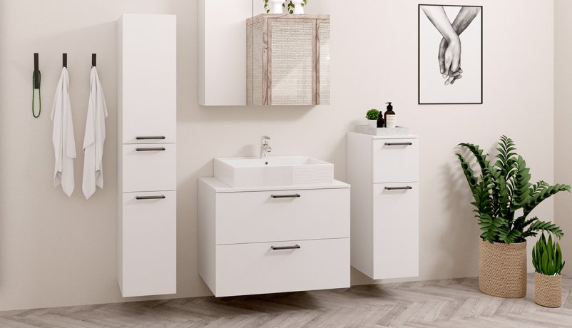 Hvidt badeværelse med god plads