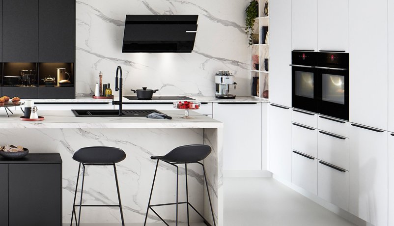 Indbydende marmor køkken med sorte detaljer