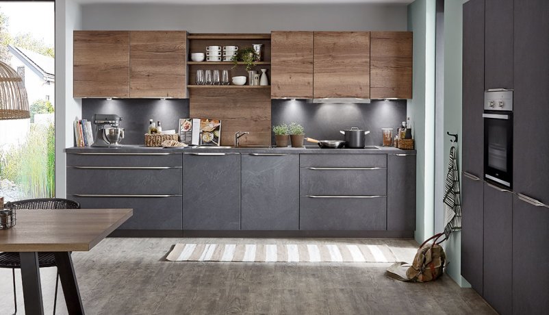 Gråt køkken med smukke greb til køkkenskabe