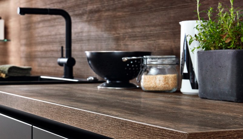 Mørk laminatbordplade i træ look