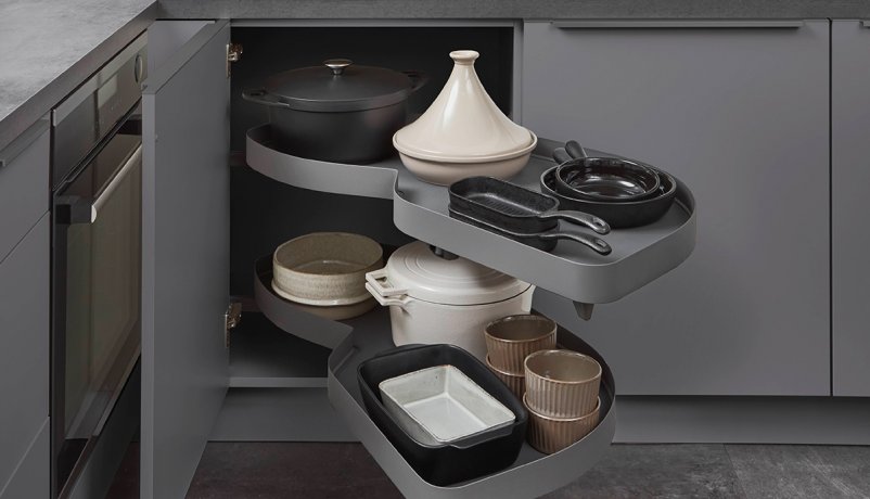 Indstiksskab med hylder