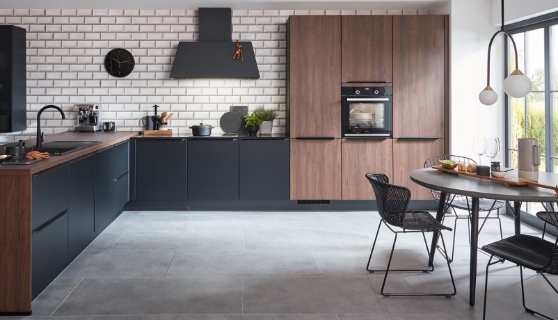 Elegant sort køkken i retrostil