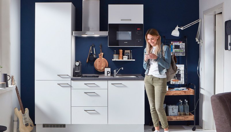 Kvinde kigger efter et nyt køkken på Vordingborg Køkkenet