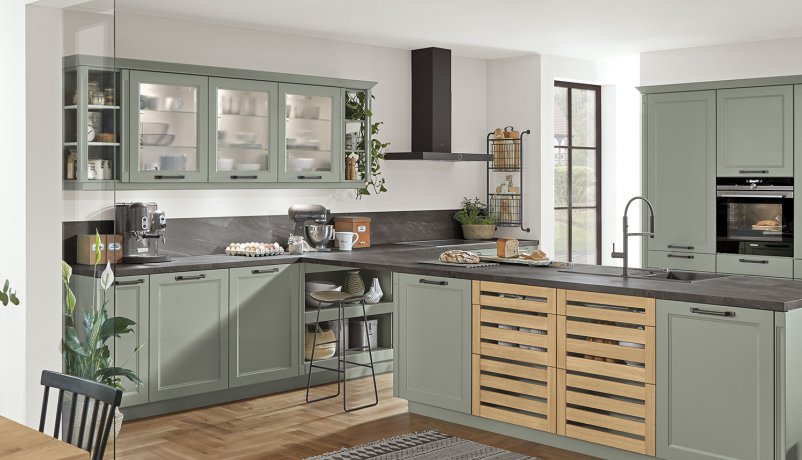 Landkøkken med farve, udskæringer og masser af plads