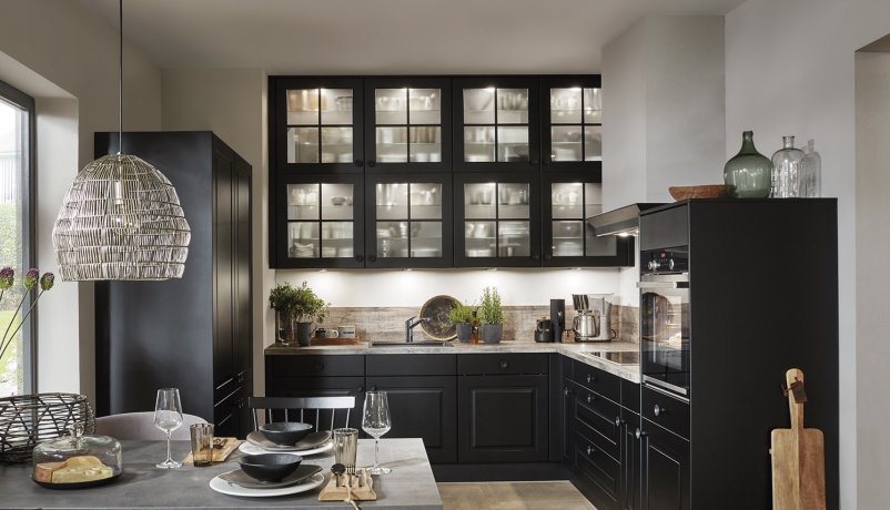 Flotte mørke køkkenskabe i et køkken fra Vordingborg Køkkenet