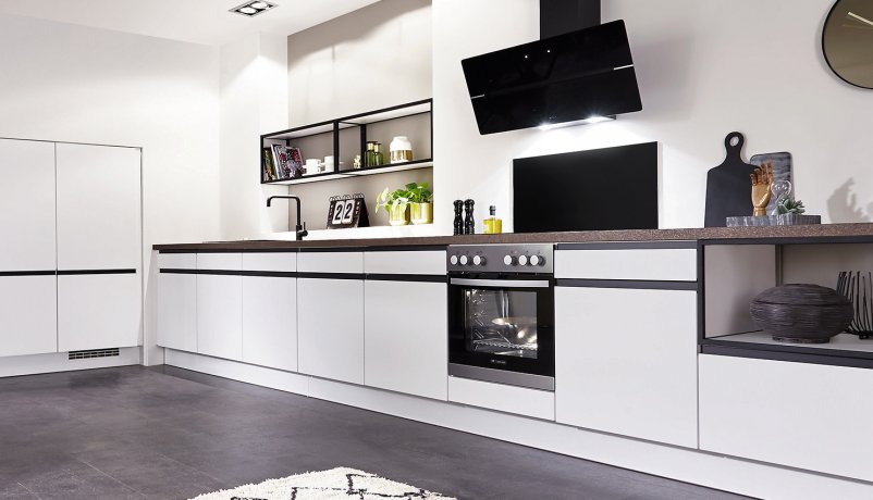 Hvidt køkken med innovativ emhætte