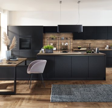 Line N luksuskøkken i elegant sort med ægte grebsfri