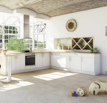 Hvidt vinkelkøkken med bordplade i trælook