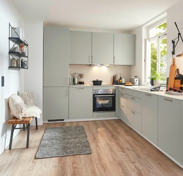 Vinkelkøkken i harmonisk pastelgrøn 