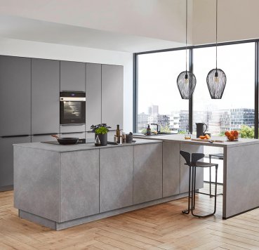 Rummeligt køkken i sten-look og taupe grå