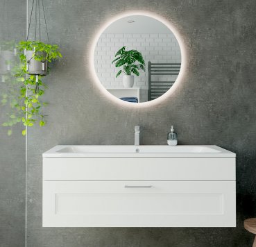 Hvidt badværelse, hvide elementer, krom armatur