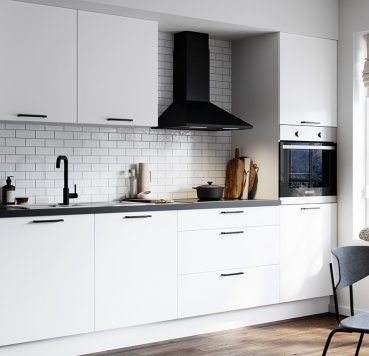 Hvidt Laser køkken med sort bordplade