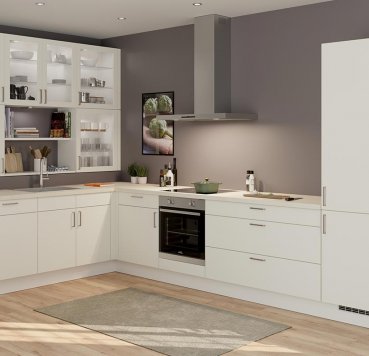 Rummeligt vinkelkøkken med vitrinevæg